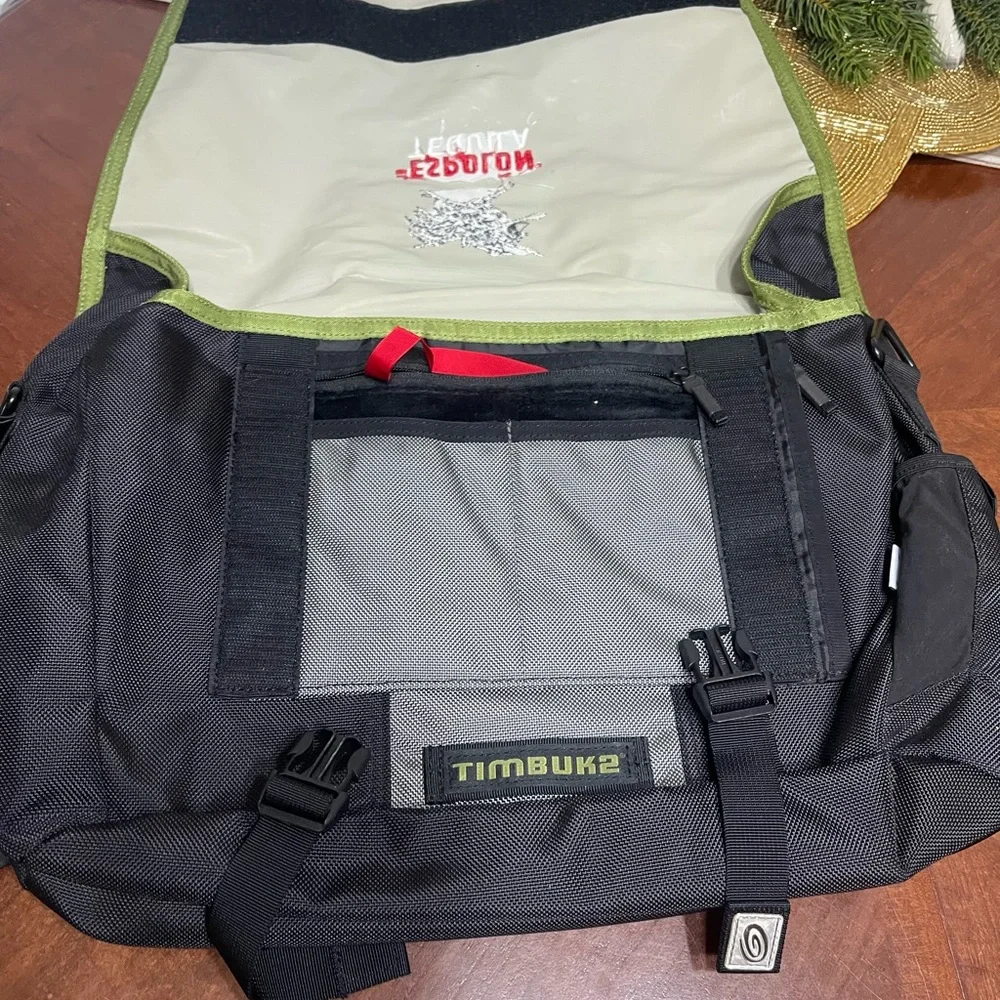 Timbuk2 Classic Messenger Bag NWT ** read**